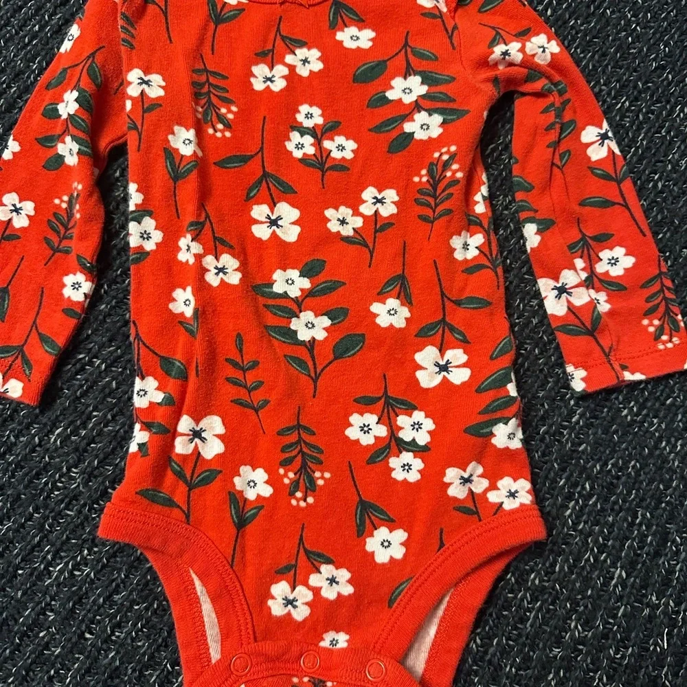 Adorable 4-piece holiday bundle in size 12 months ❤️💚